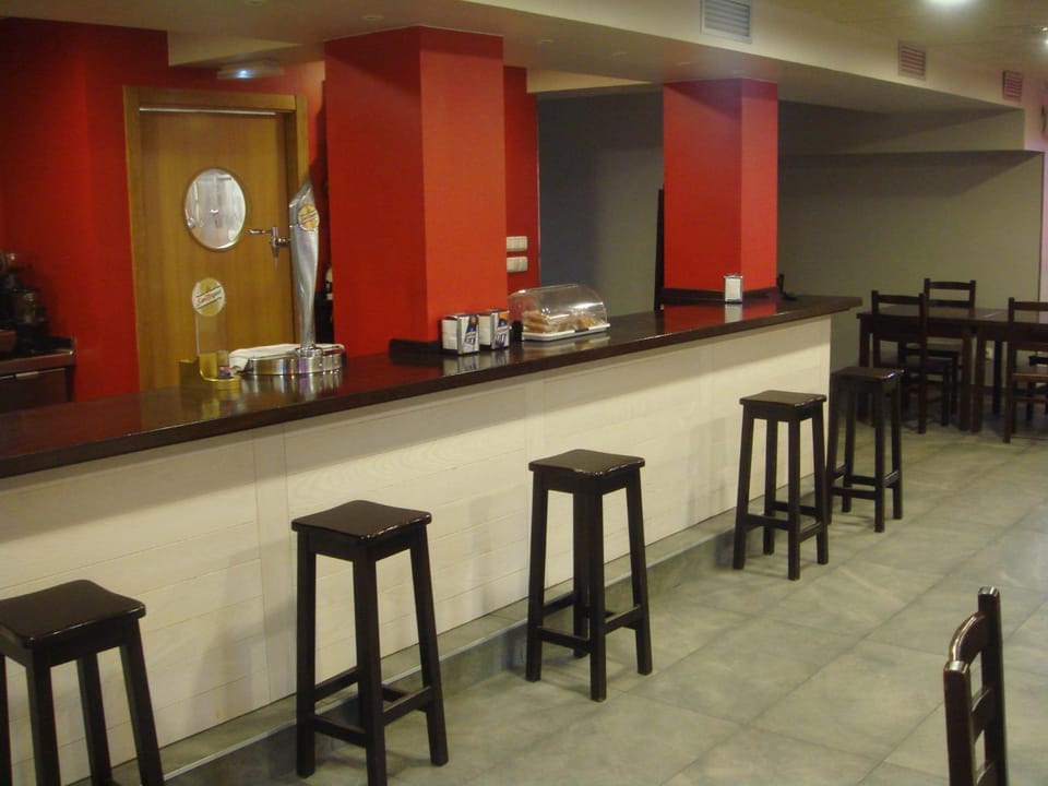Restaurant/places to eat, Restaurant/places to eat, Lounge or bar, Food and drinks