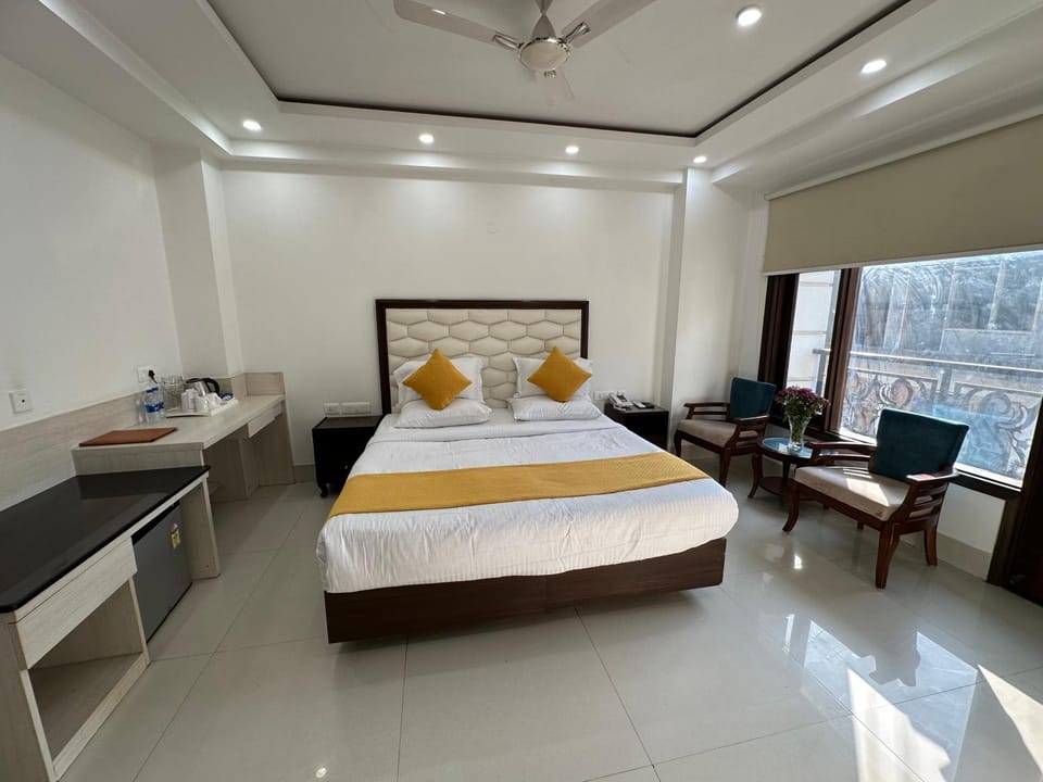 Photo of the whole room, Bedroom