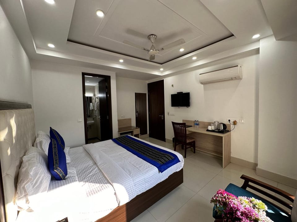 Bed, TV and multimedia, Photo of the whole room, Bedroom, fireplace, air conditioner