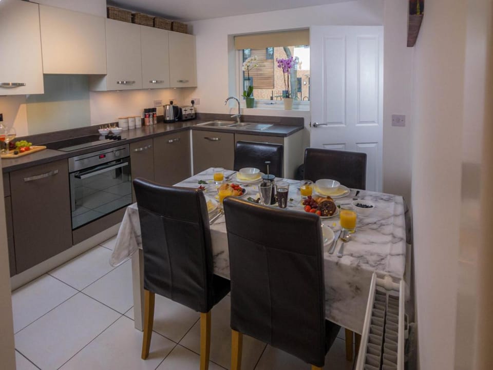 Coffee/tea facilities, Kitchen or kitchenette, Dining area, dishwasher, pet friendly, stove, toaster