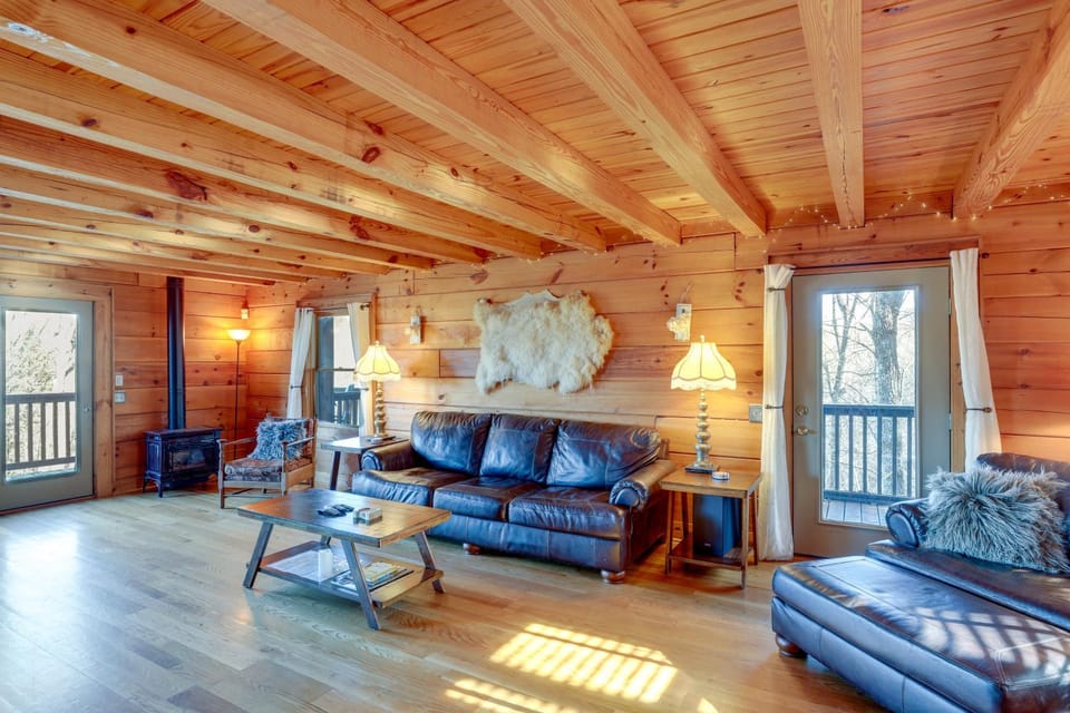 Hot Tub & Game Room: Powderhorn Mountain Cabin Cabin in Watauga
