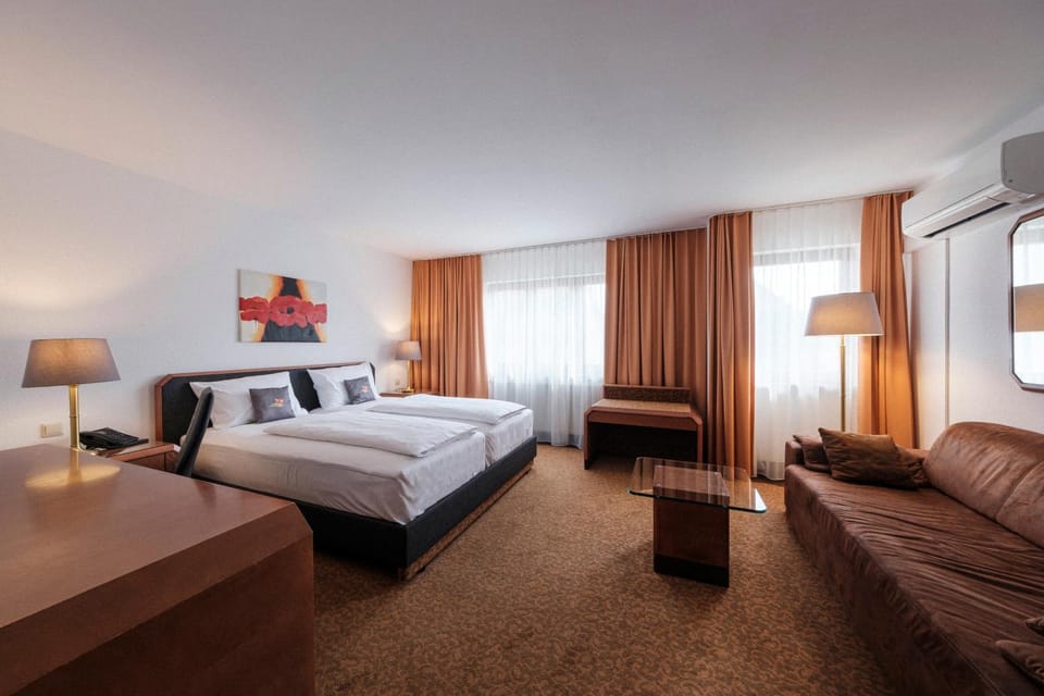 Bed, Photo of the whole room, Seating area, Bedroom