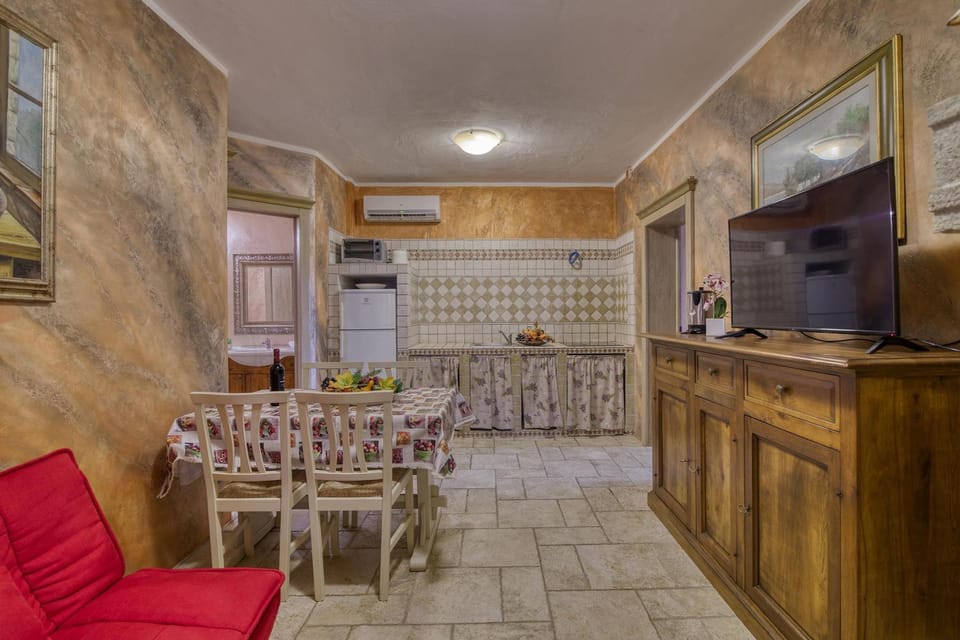 Kitchen or kitchenette, Seating area