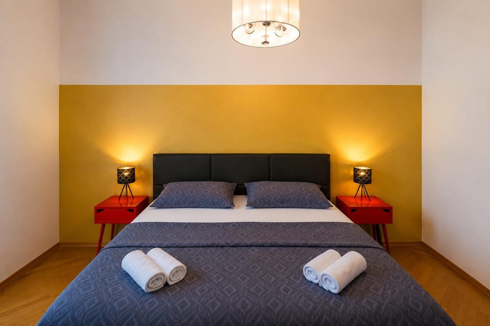 Bed, Bedroom, towels