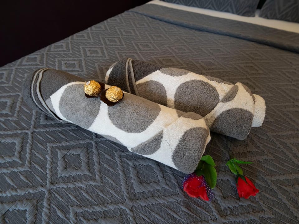 Bed, towels