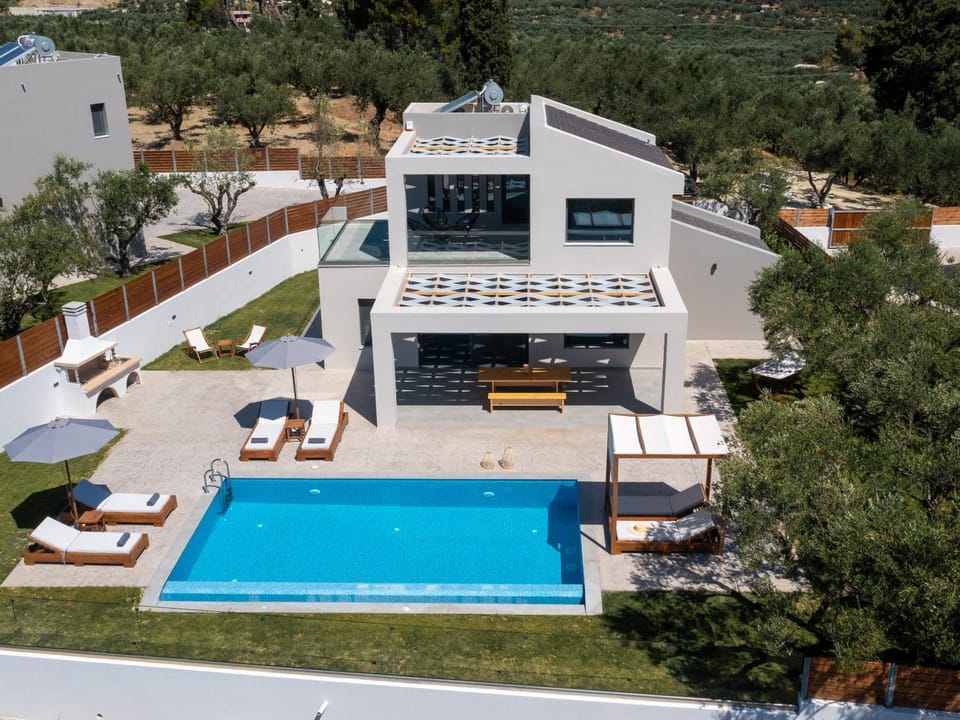 Bird's eye view, Pool view