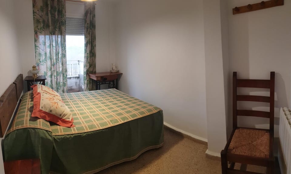 Photo of the whole room, River view