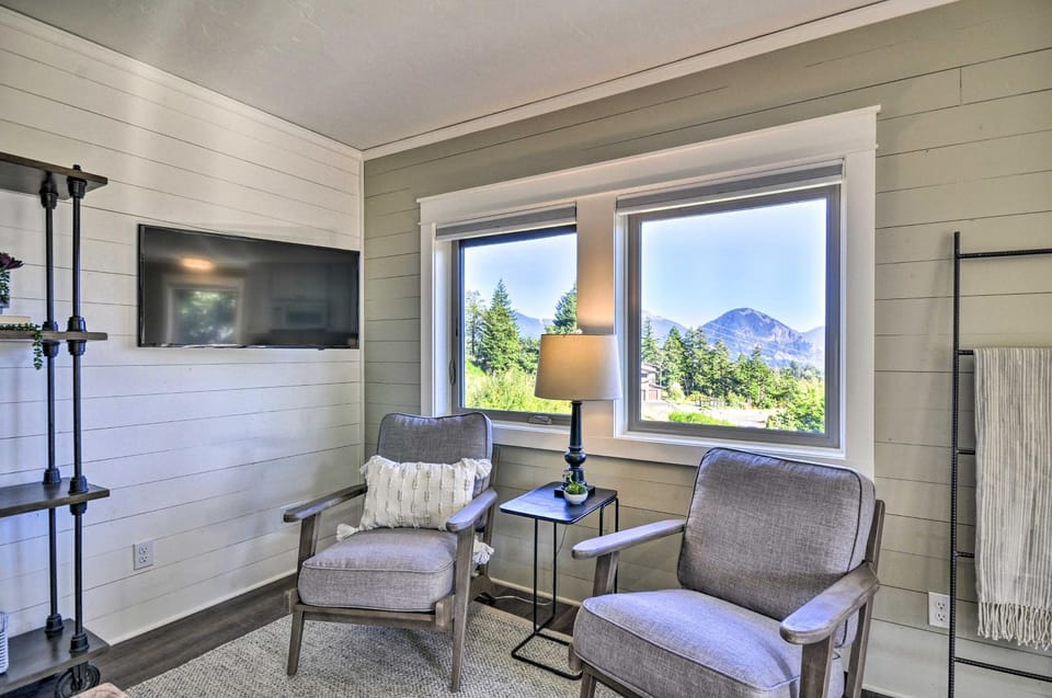 Scenic Studio w/ Loft & View of the Columbia River Apartment in Washington