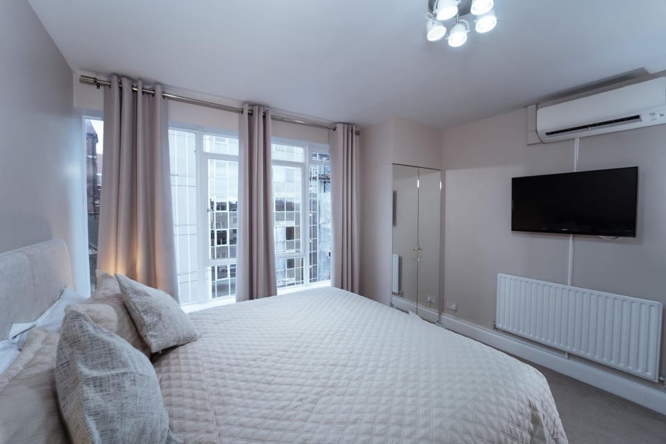 Bed, TV and multimedia, Photo of the whole room, Bedroom