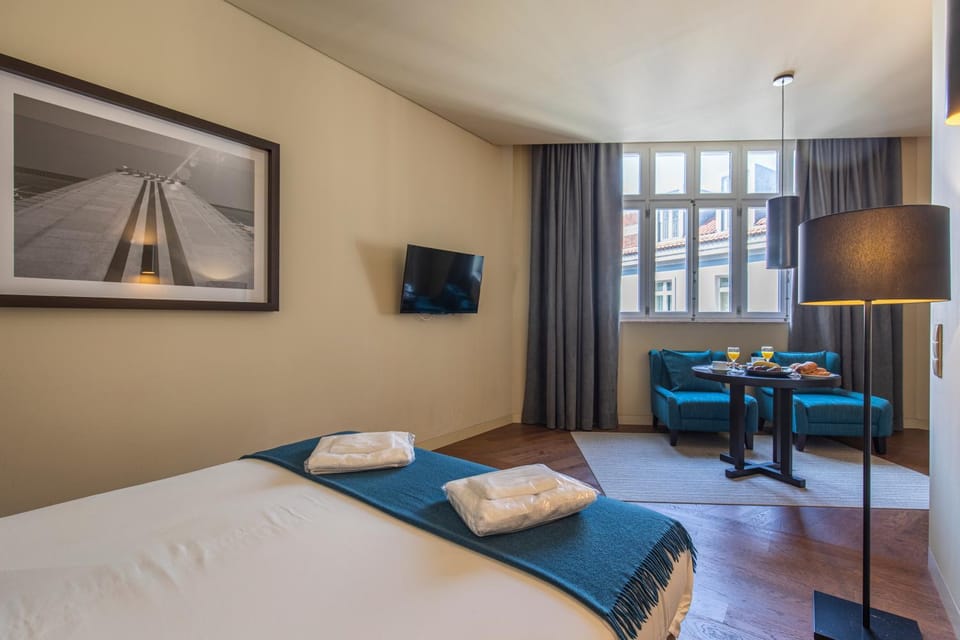 Bed, TV and multimedia, Seating area