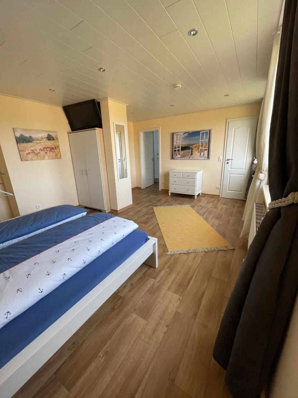 Photo of the whole room, Bedroom