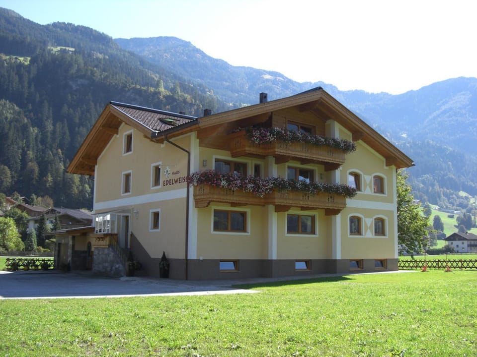 Property building, Facade/entrance