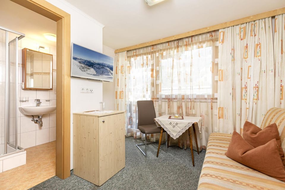 Bathroom, Dining area