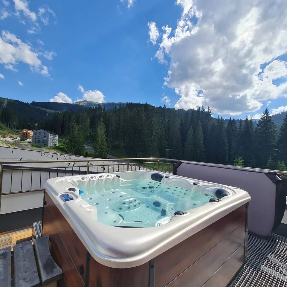 Hot Tub, Balcony/Terrace, Landmark view, Mountain view