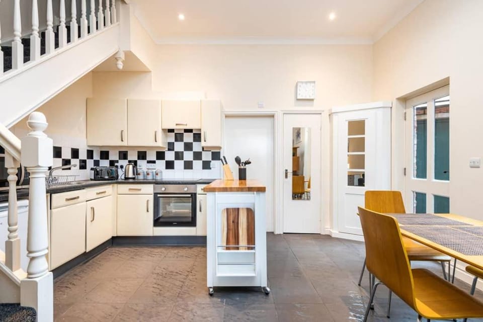 Kitchen or kitchenette, Dining area, dishwasher, minibar, pet friendly, stove, toaster