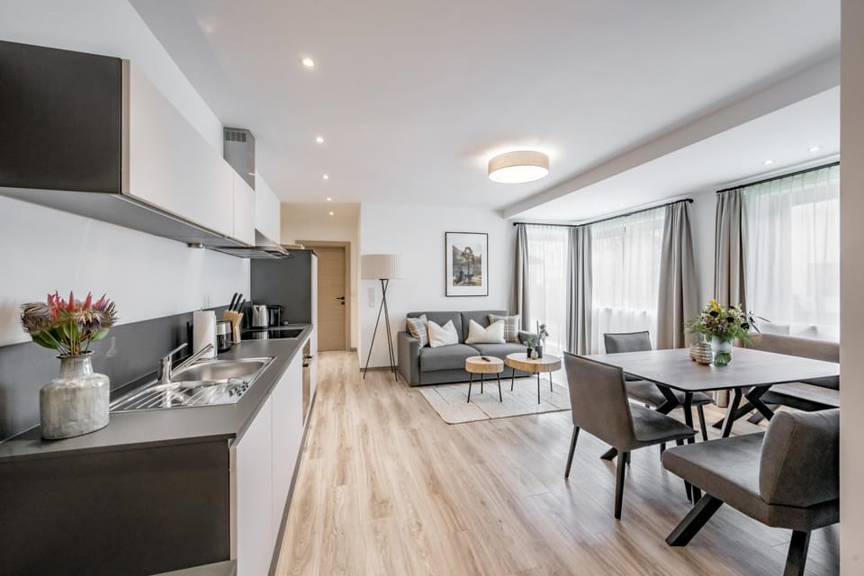 Communal lounge/ TV room, TV and multimedia, Kitchen or kitchenette, Living room, Seating area, Dining area, Evening entertainment