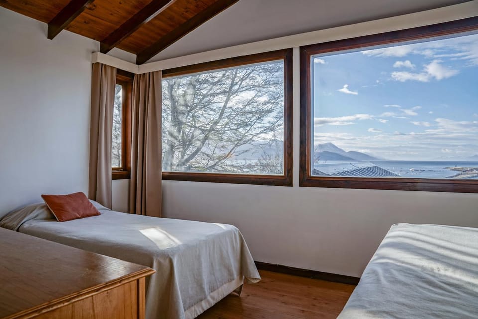 Photo of the whole room, Bedroom, Sea view