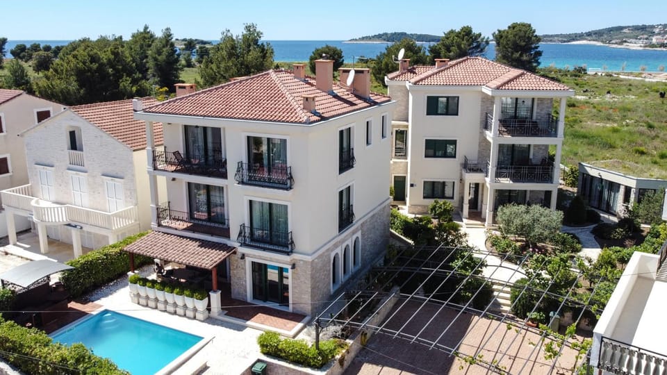 Neighbourhood, Bird's eye view, Pool view, Street view