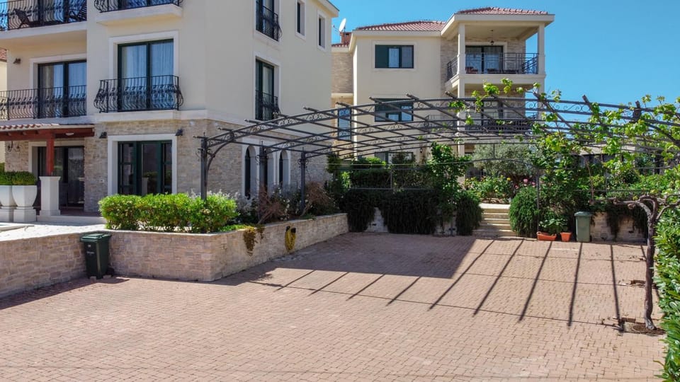 Patio, Facade/entrance