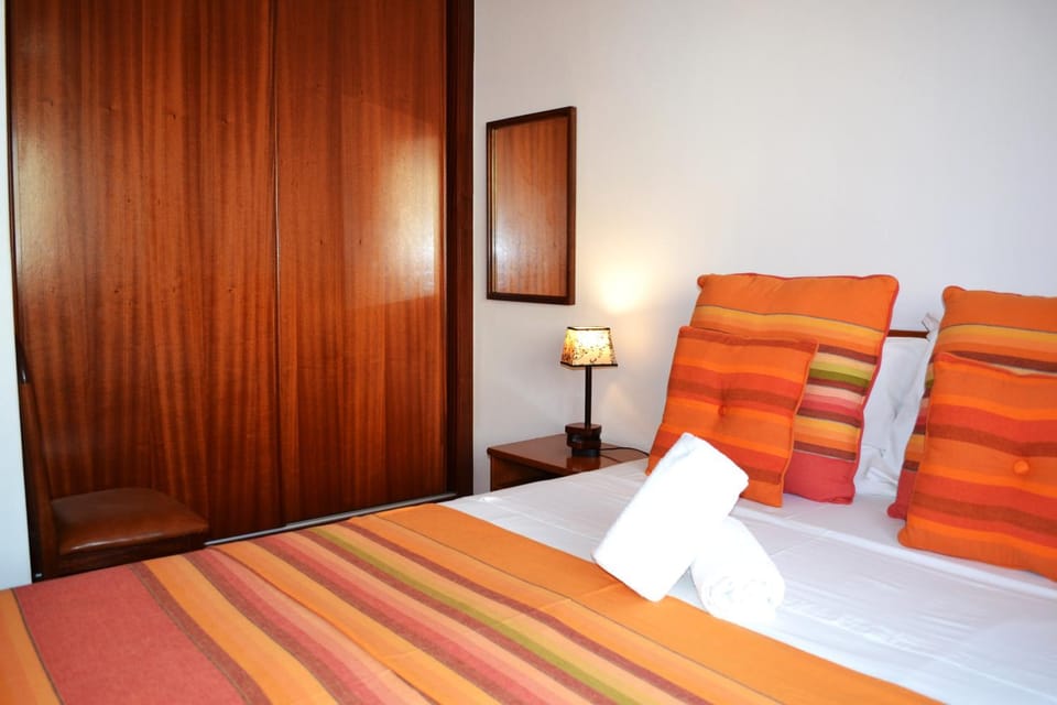 Spring, Bed, Day, Summer, TV and multimedia, View (from property/room), Other, Photo of the whole room, Decorative detail, Seating area, Bedroom, On site, City view, Street view, young children, older children, group of guests, Family, Quiet street view