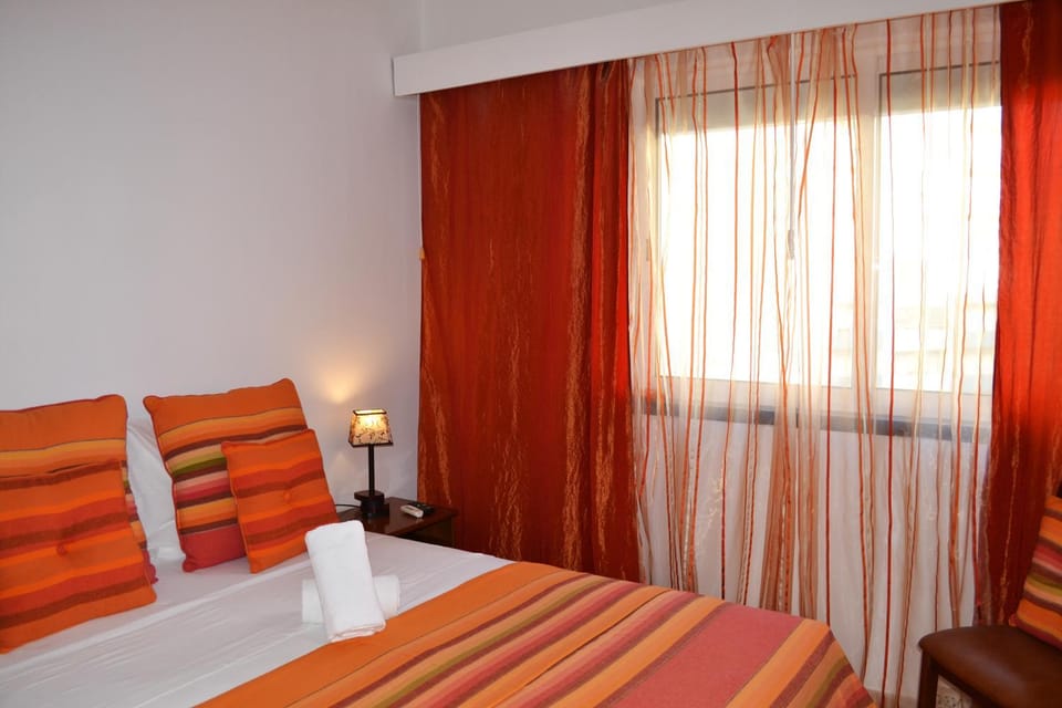 Spring, Bed, Day, Summer, TV and multimedia, View (from property/room), Other, Photo of the whole room, Decorative detail, Seating area, Bedroom, On site, City view, Street view, Area and facilities, young children, older children, group of guests, Family, Quiet street view
