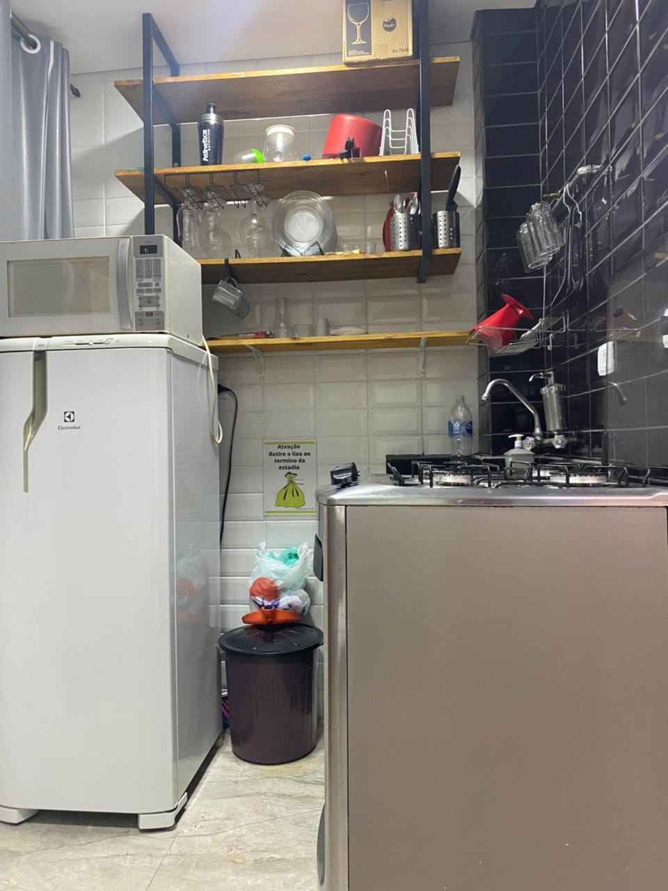 Kitchen or kitchenette, minibar, stove
