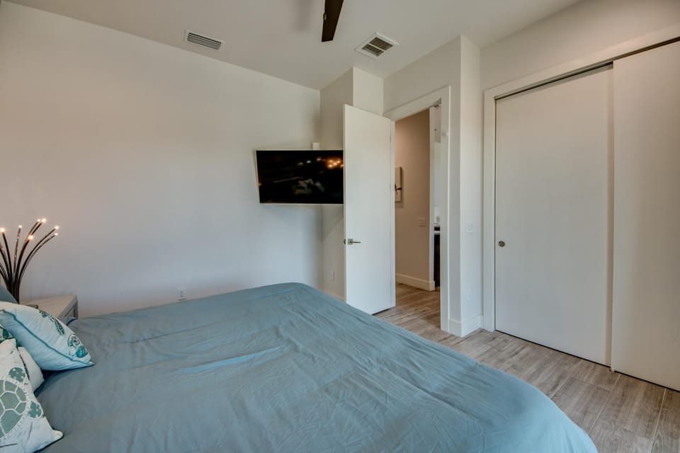 Villa Mangifera with Salt Water Pool & Spa, EV-Loading Villa in Cape Coral