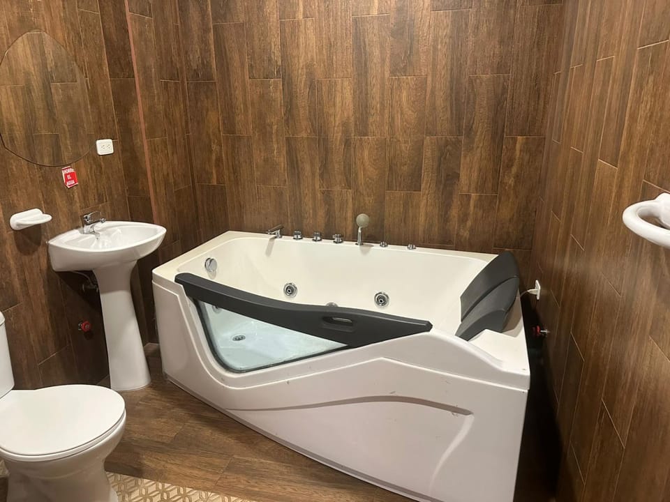 Hot Tub, Bathroom