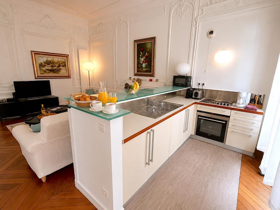 Kitchen or kitchenette, oven, stove