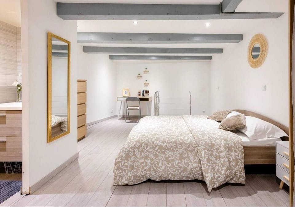 Bed, Photo of the whole room, Bedroom, wardrobe
