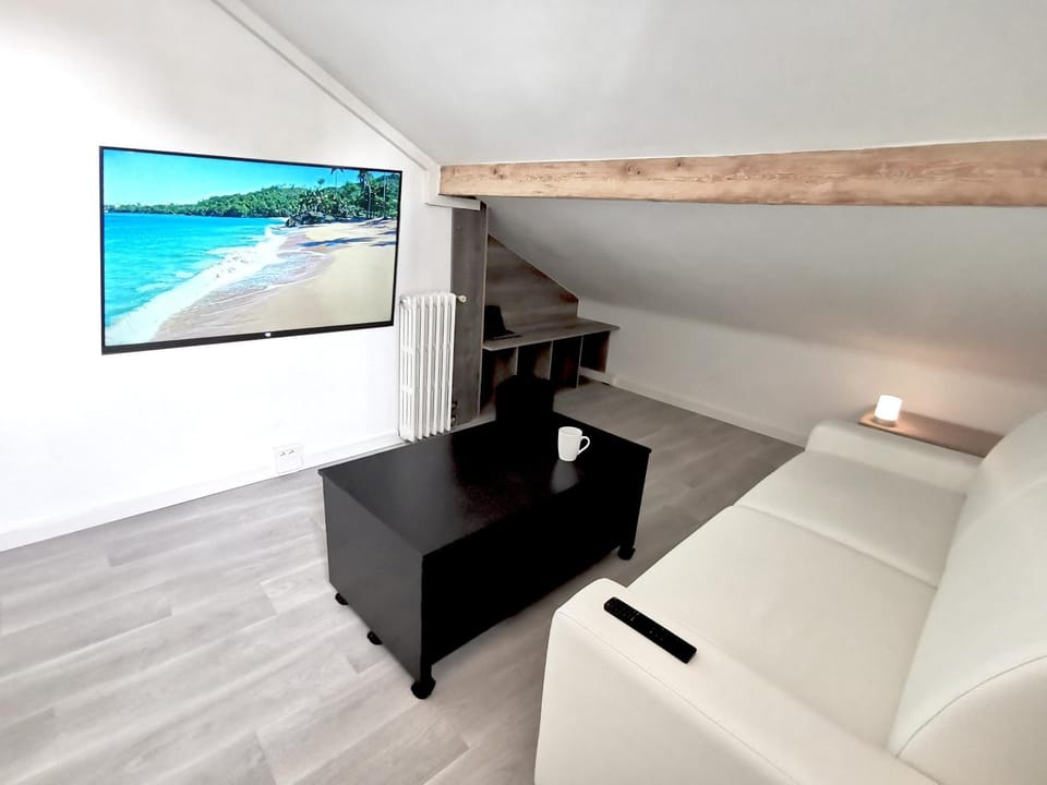 Bed, TV and multimedia, Living room