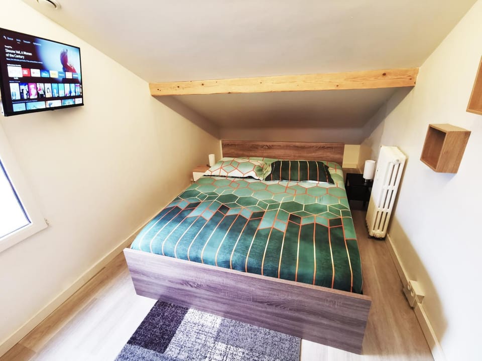 Bed, TV and multimedia, Photo of the whole room, Bedroom
