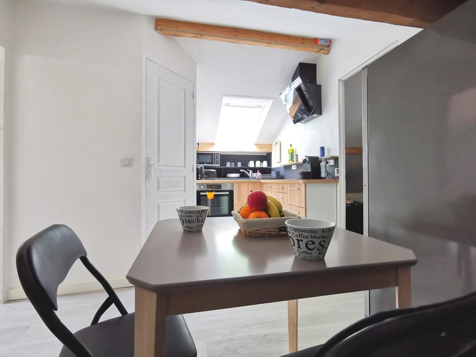 Kitchen or kitchenette, Dining area