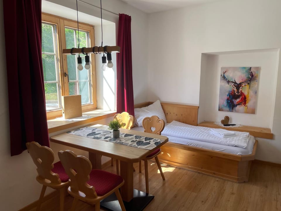 Bed, Living room, Photo of the whole room, Seating area, Dining area, kitchen