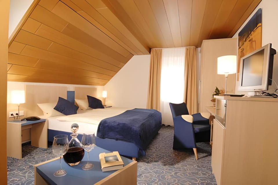 Bed, Photo of the whole room, hair dresser