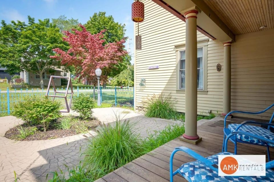 Lake Life Getaway - Condo near downtown! House in Douglas