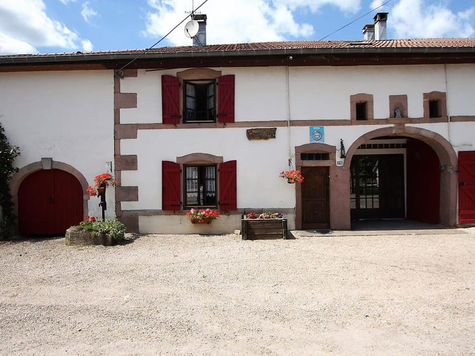 Gîte spacieux avec terrasse, 3 chambres, équipements bébé, à 16 km de Gérardmer - FR-1-589-23 House in Vosges