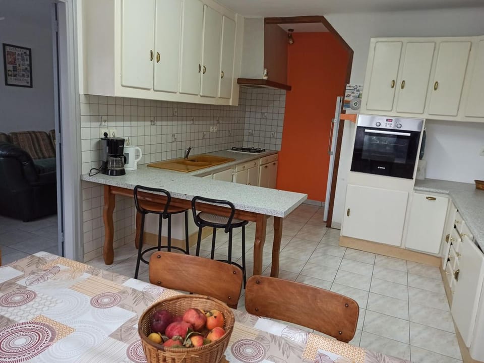 Gîte convivial avec 3 chambres, proche du patrimoine historique, cour et équipements inclus - FR-1-589-38 House in Vosges