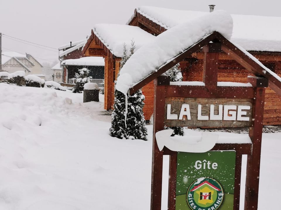 Chalet romantique avec terrasse, confort moderne, proche activités nature et ski à Cornimont - FR-1-589-41 House in Vosges