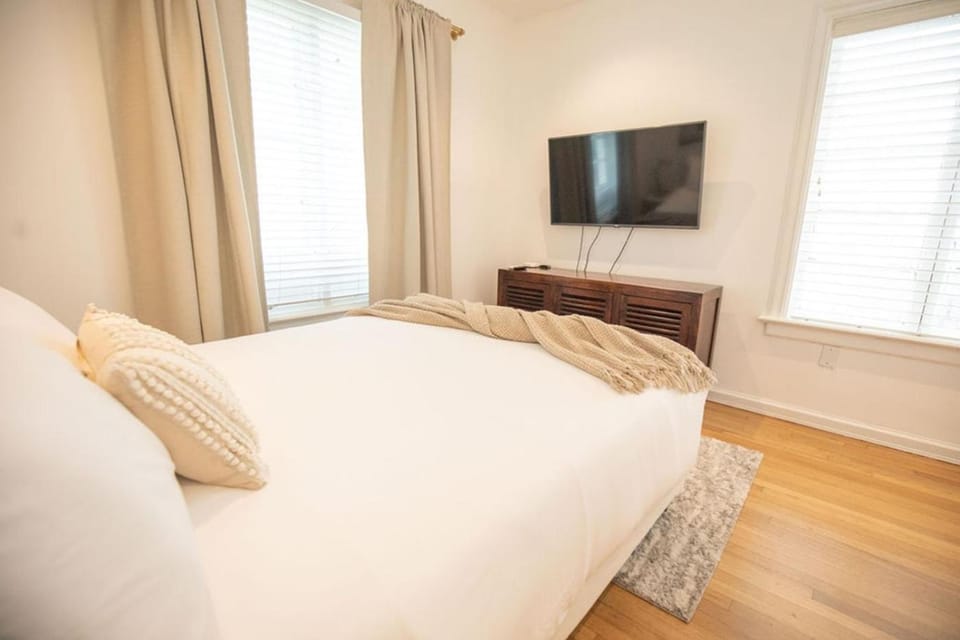 Bed, TV and multimedia, Bedroom