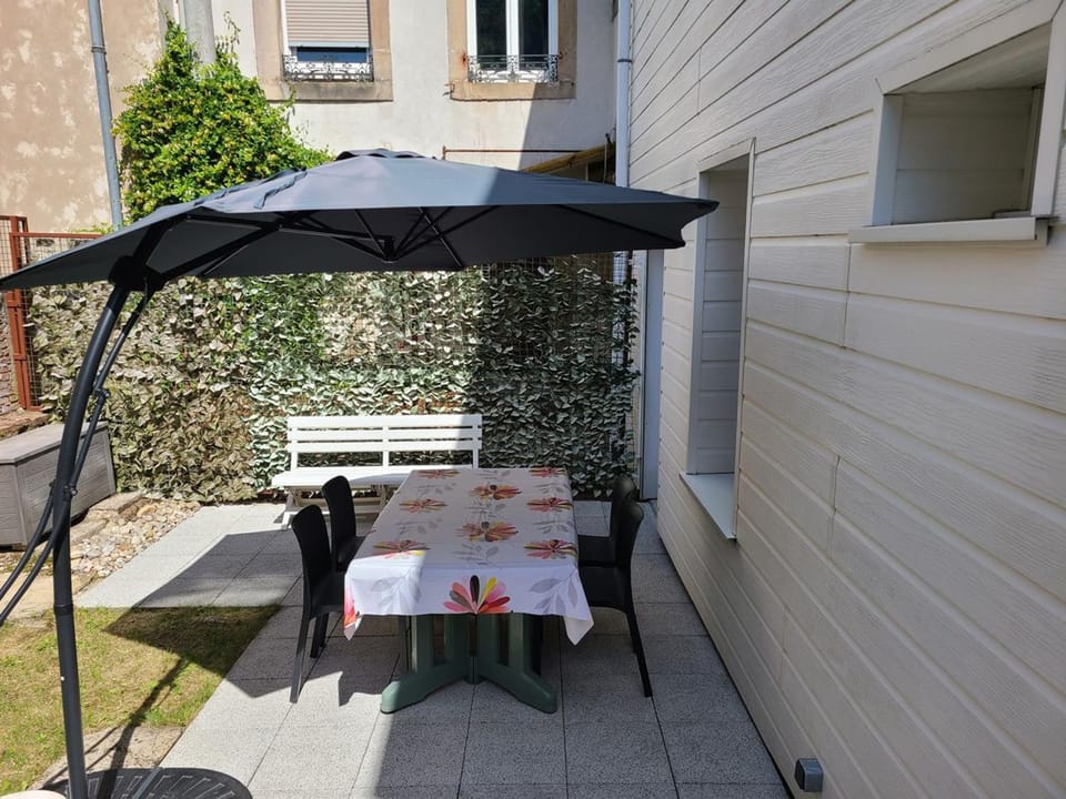 Charmant T2 rénové avec cour privée - centre d'Épinal, proche gare et commodités - FR-1-589-265 Apartment in Vosges