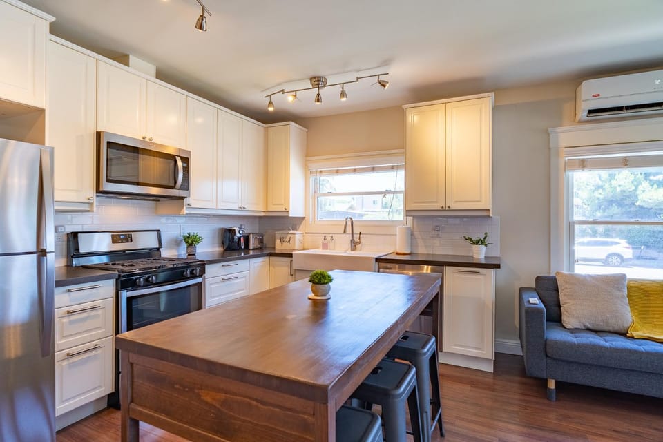 Living room, Seating area, Dining area, dishwasher, minibar, pet friendly, stove, toaster