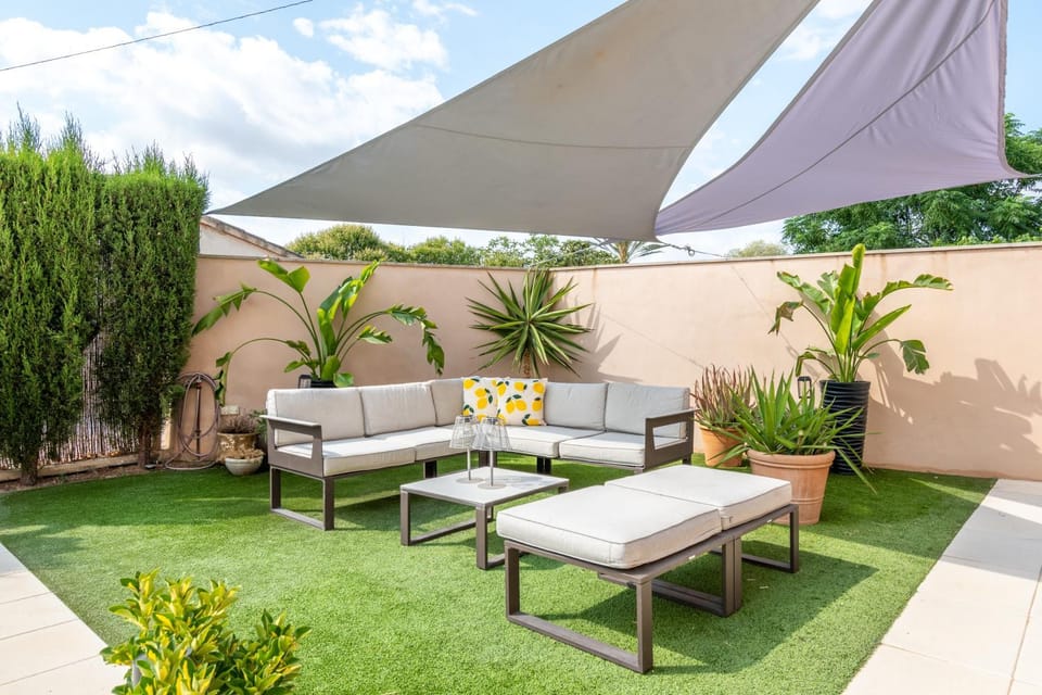 Property building, Balcony/Terrace, Living room