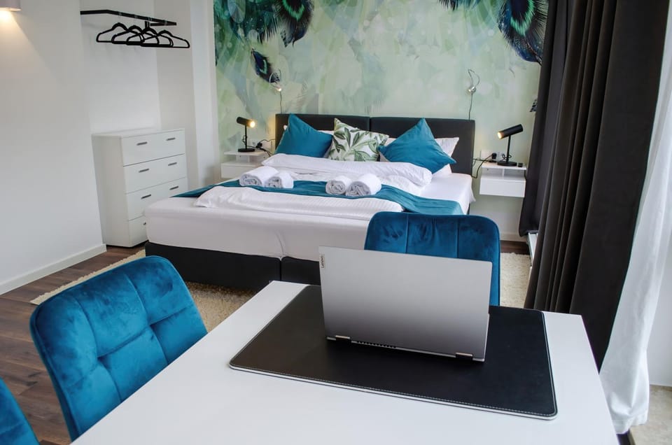 Bed, Photo of the whole room, Seating area