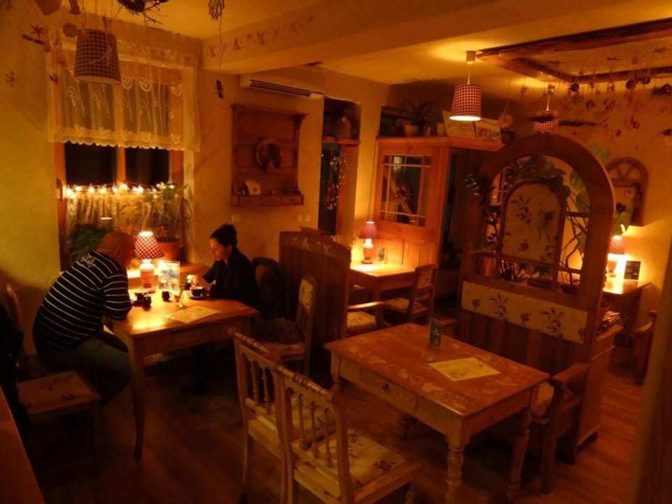 Restaurant/places to eat, Lounge or bar