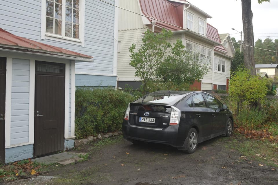 Property building, Facade/entrance, Neighbourhood, Garden, Parking