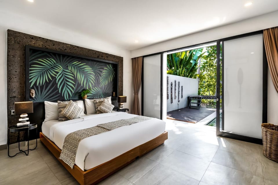 Bed, TV and multimedia, View (from property/room), Bedroom, air conditioner