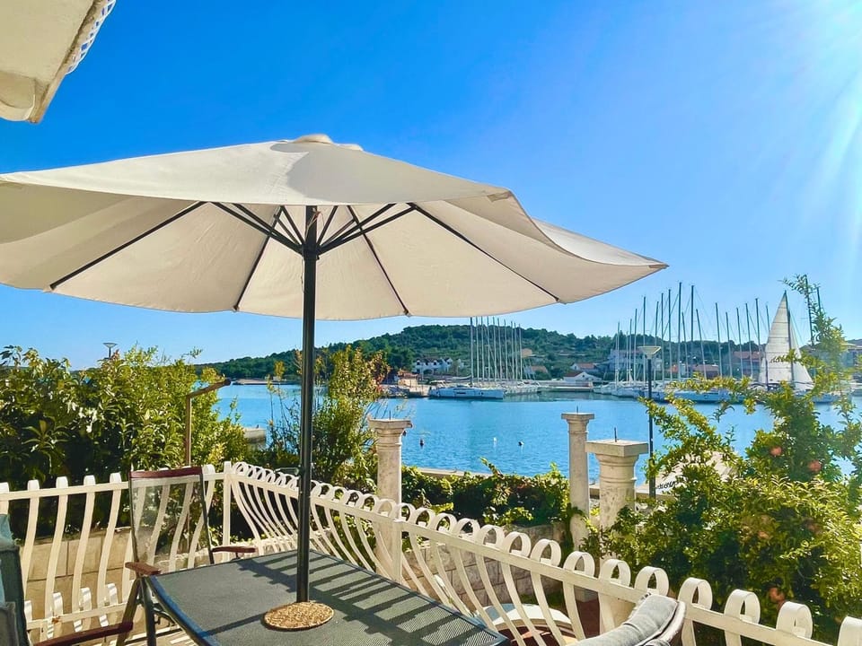 Seafront apartment with amazing view Apartment in Tisno