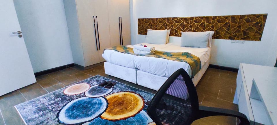 Bed, Living room, Food and drinks, Photo of the whole room, Seating area, Dining area, Bedroom, Food