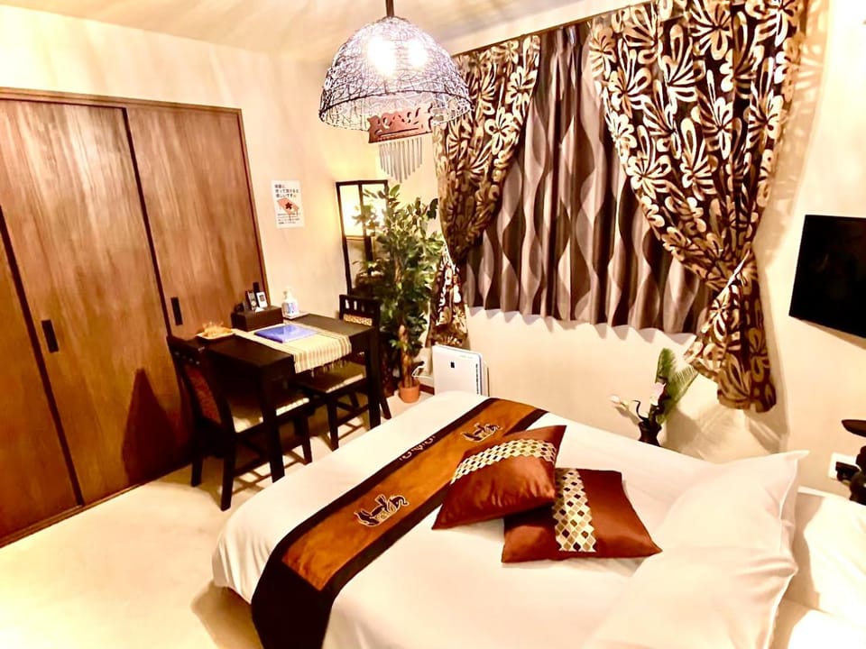 Bed, TV and multimedia, Living room, Seating area, Bedroom